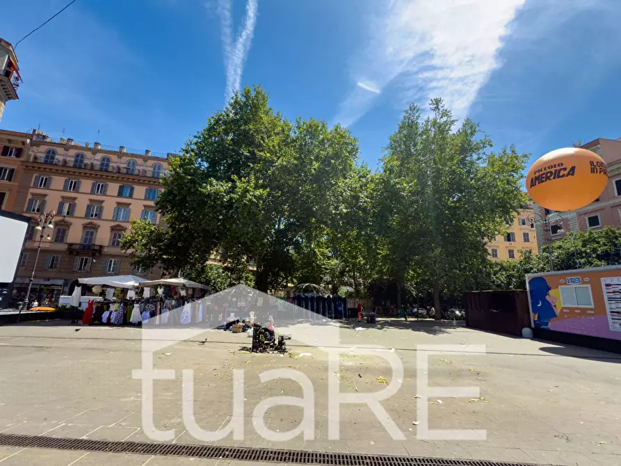 Immagine 7 di Negozio in vendita  in Piazza Di San Cosimato a Roma