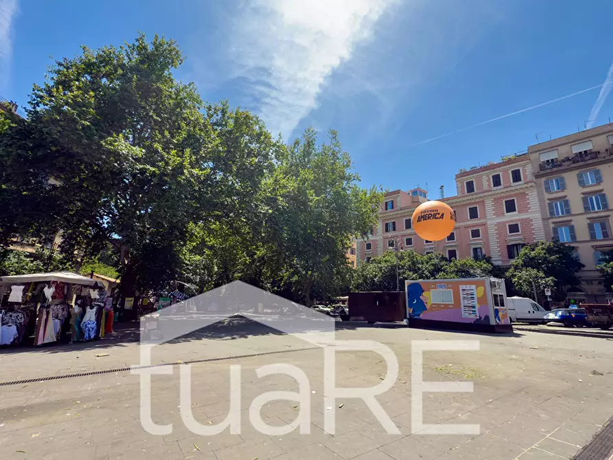 Immagine 8 di Negozio in vendita  in Piazza Di San Cosimato a Roma