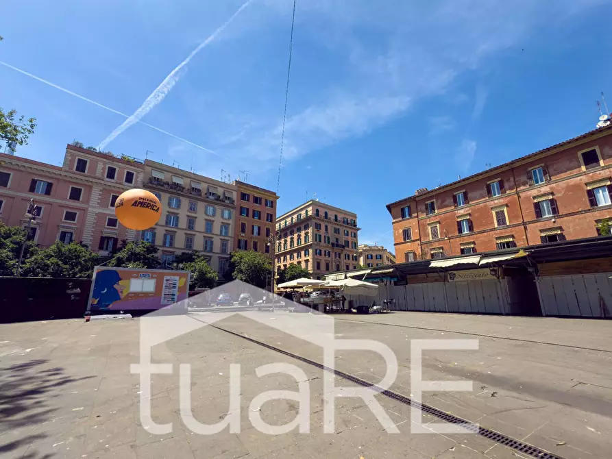 Immagine 9 di Negozio in vendita  in Piazza Di San Cosimato a Roma