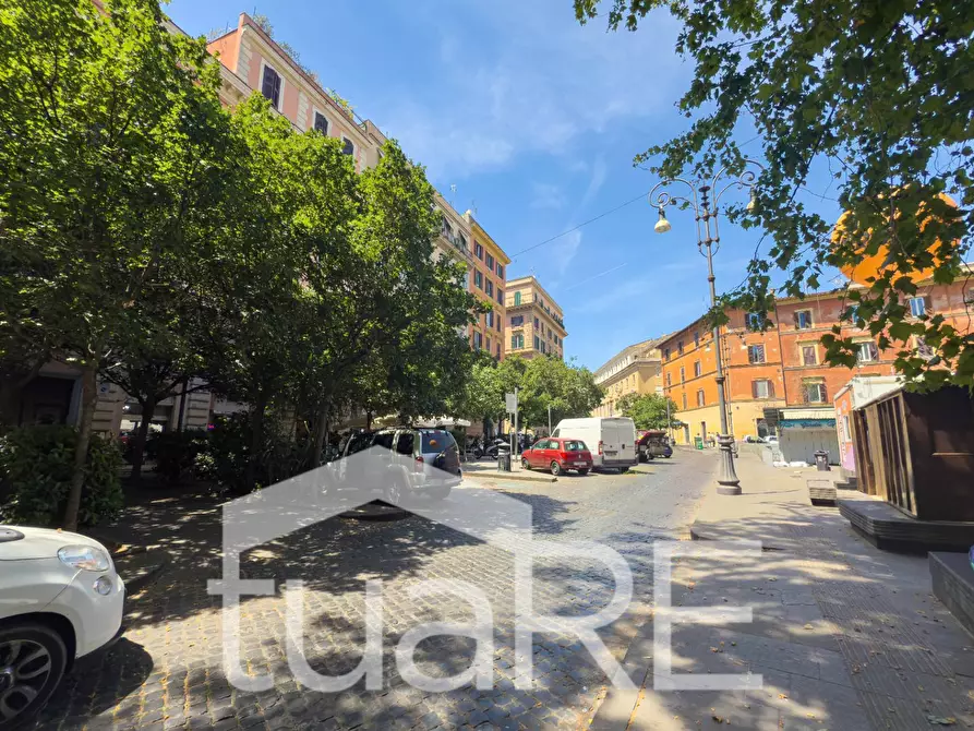 Immagine 10 di Negozio in vendita  in Piazza Di San Cosimato a Roma
