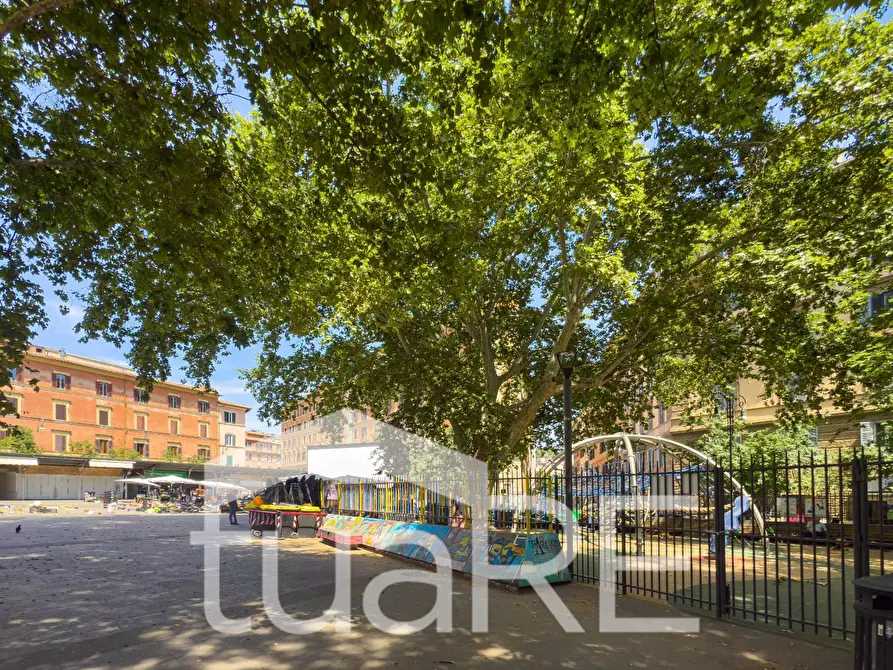 Immagine 11 di Negozio in vendita  in Piazza Di San Cosimato a Roma