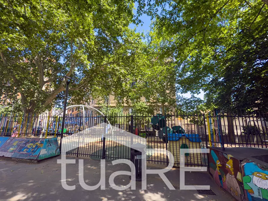 Immagine 12 di Negozio in vendita  in Piazza Di San Cosimato a Roma