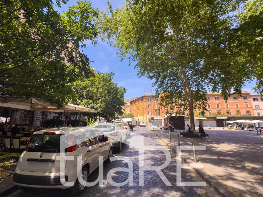 Immagine 14 di Negozio in vendita  in Piazza Di San Cosimato a Roma