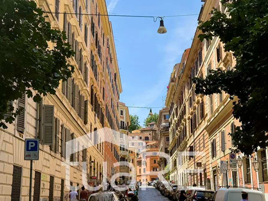 Immagine 16 di Negozio in vendita  in Piazza Di San Cosimato a Roma