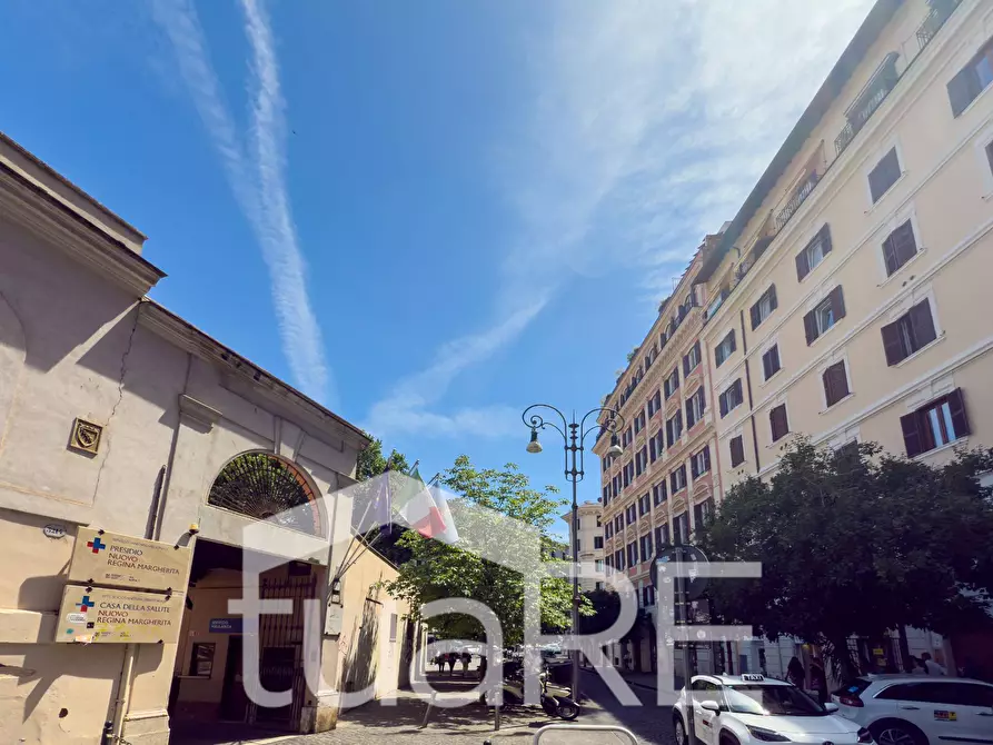 Immagine 18 di Negozio in vendita  in Piazza Di San Cosimato a Roma