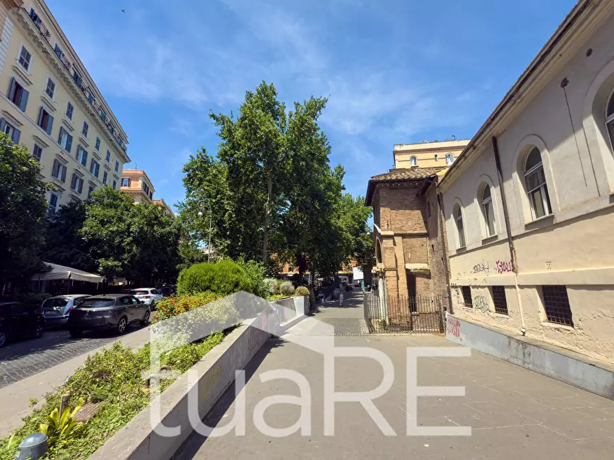 Immagine 19 di Negozio in vendita  in Piazza Di San Cosimato a Roma