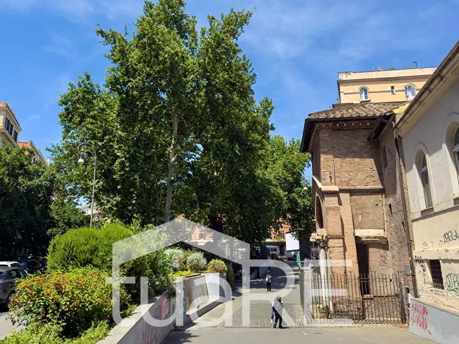 Immagine 20 di Negozio in vendita  in Piazza Di San Cosimato a Roma