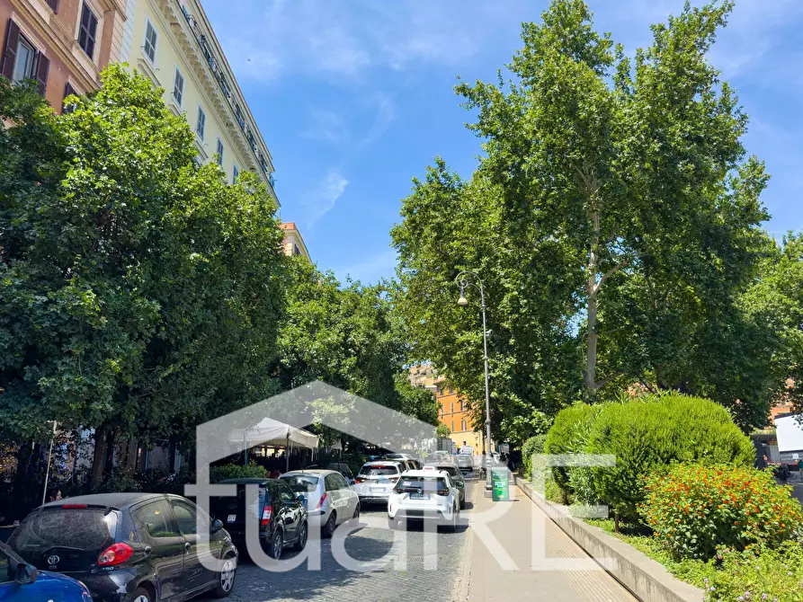 Immagine 21 di Negozio in vendita  in Piazza Di San Cosimato a Roma