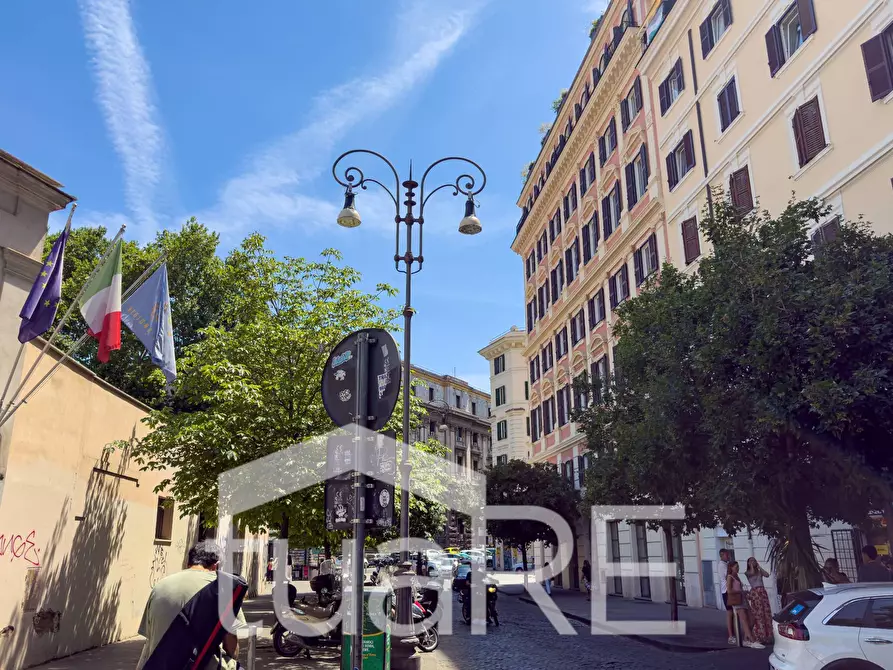 Immagine 22 di Negozio in vendita  in Piazza Di San Cosimato a Roma