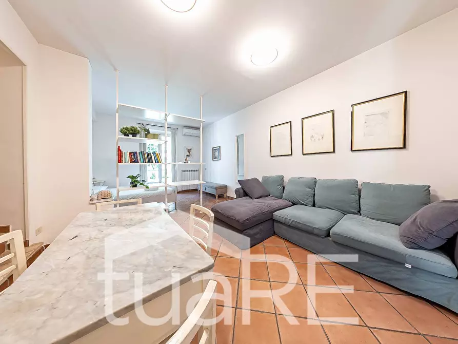Immagine 2 di Appartamento in vendita  in Via Degli Orti Della Farnesina a Roma