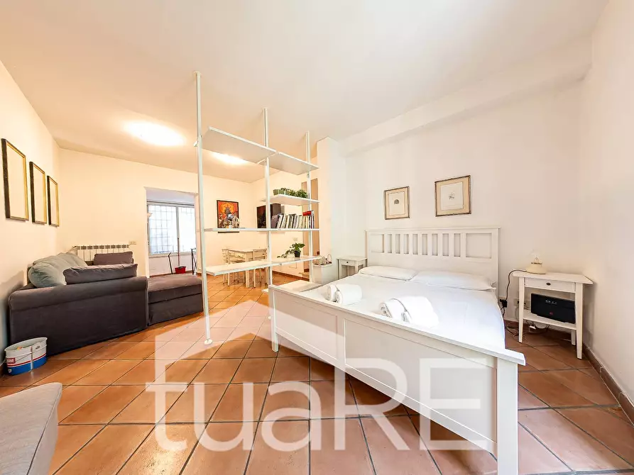 Immagine 3 di Appartamento in vendita  in Via Degli Orti Della Farnesina a Roma