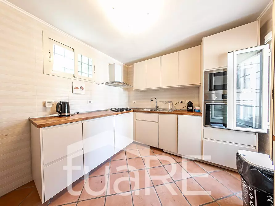 Immagine 5 di Appartamento in vendita  in Via Degli Orti Della Farnesina a Roma