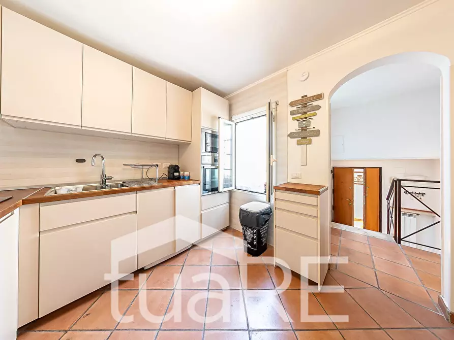 Immagine 6 di Appartamento in vendita  in Via Degli Orti Della Farnesina a Roma