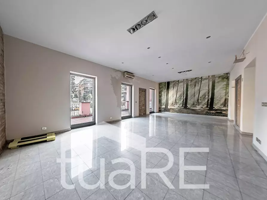 Immagine 2 di Palazzo in vendita  in Corso Di Francia a Roma