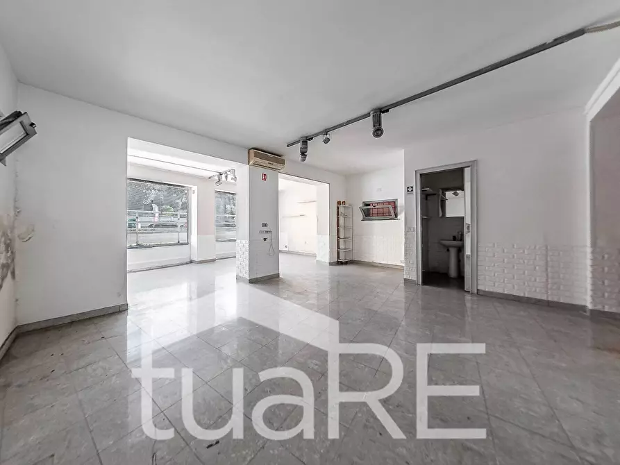 Immagine 3 di Palazzo in vendita  in Corso Di Francia a Roma