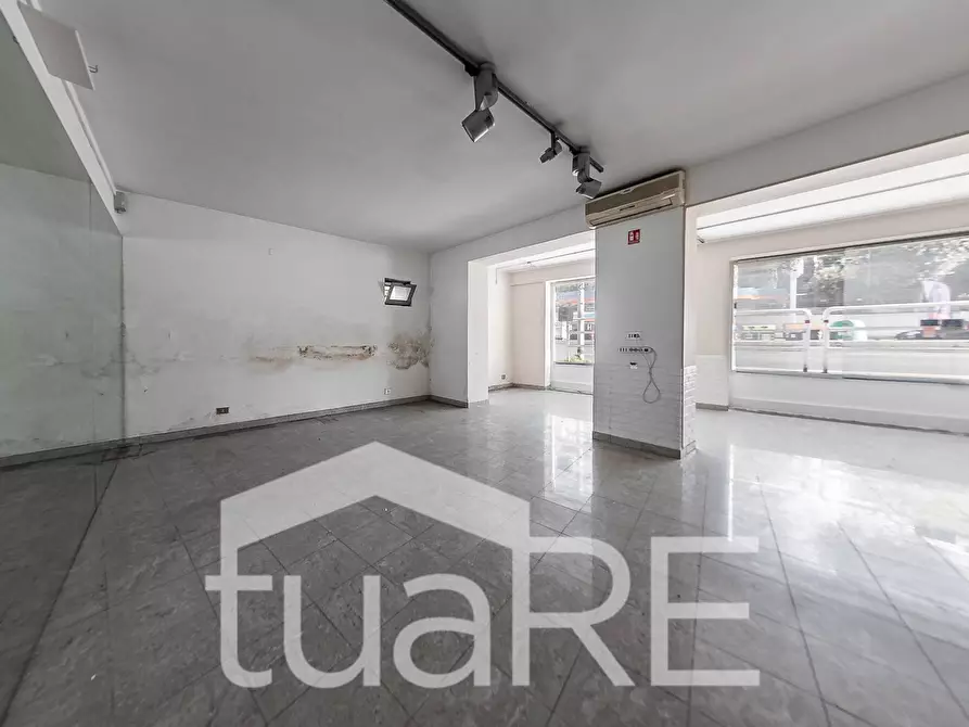 Immagine 4 di Palazzo in vendita  in Corso Di Francia a Roma