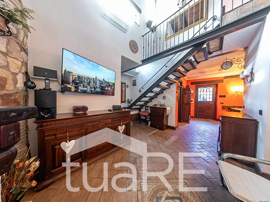 Immagine 2 di Villa in vendita  in Via Dei Fabi a Roma