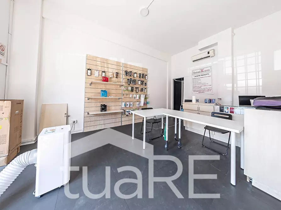 Immagine 2 di Negozio in vendita  in Via Carlo Francesco Bellingeri a Roma