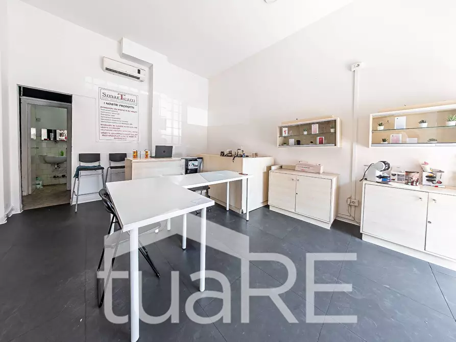 Immagine 10 di Negozio in vendita  in Via Carlo Francesco Bellingeri a Roma