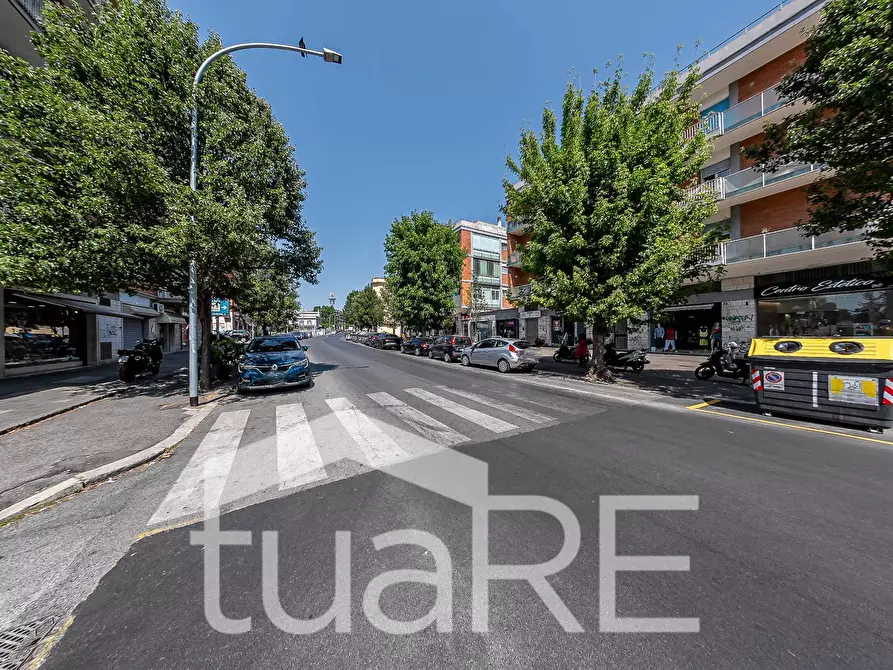 Immagine 11 di Negozio in vendita  in Via Carlo Francesco Bellingeri a Roma