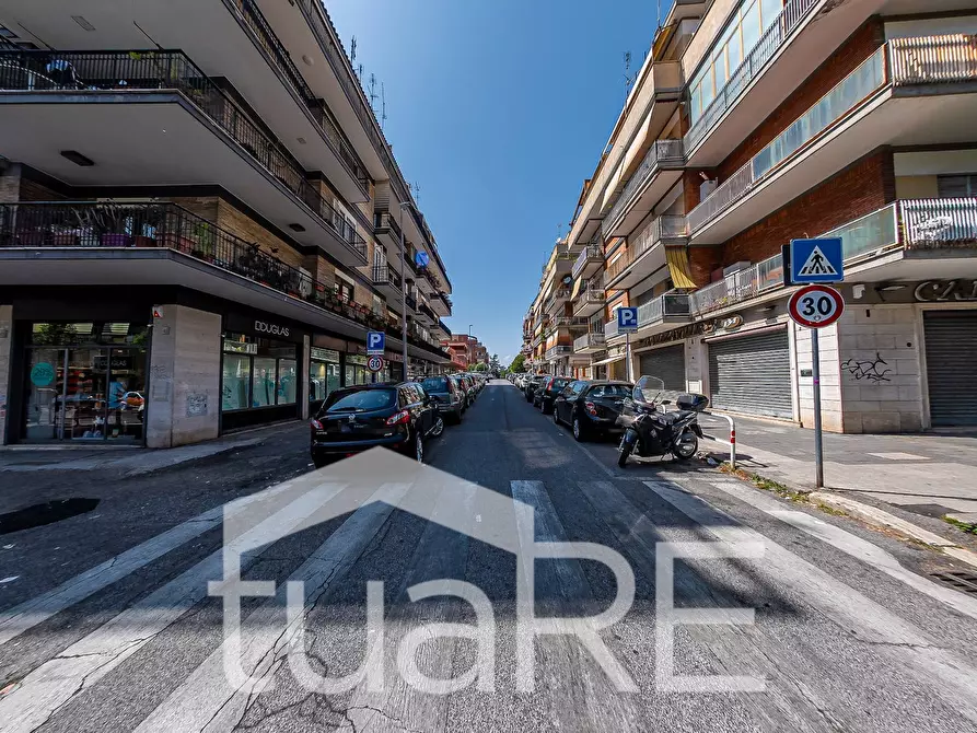 Immagine 12 di Negozio in vendita  in Via Carlo Francesco Bellingeri a Roma