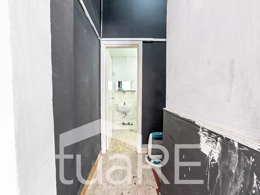 Immagine 13 di Negozio in vendita  in Via Carlo Francesco Bellingeri a Roma