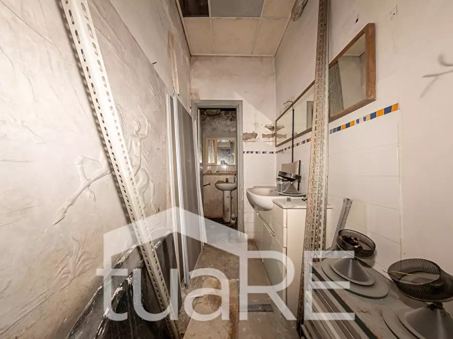 Immagine 10 di Negozio in vendita  in Via Degli Archinto a Roma