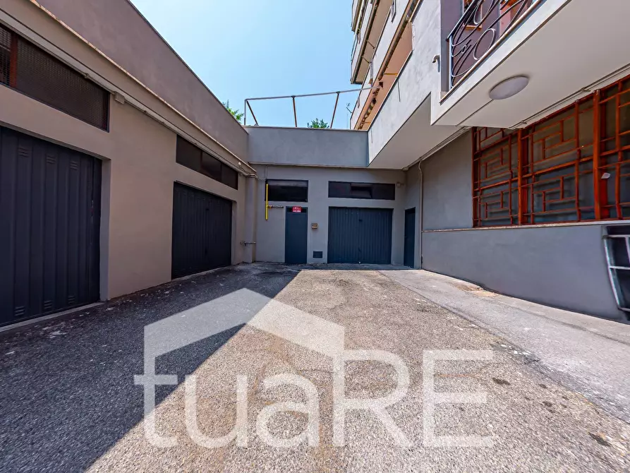 Immagine 12 di Negozio in vendita  in Via Degli Archinto a Roma