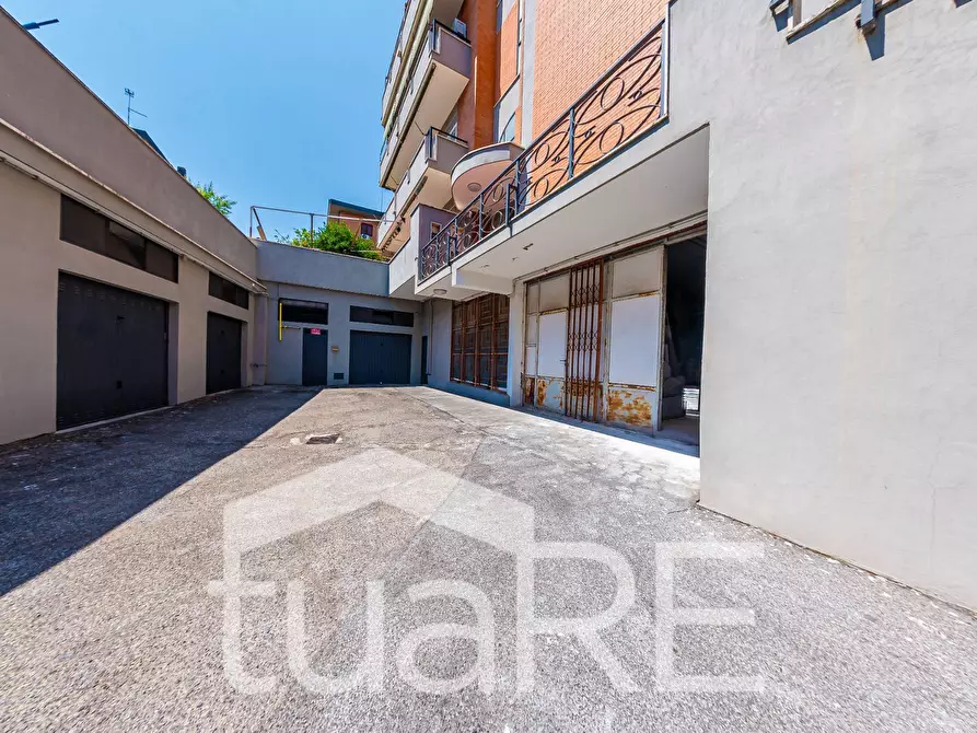 Immagine 13 di Negozio in vendita  in Via Degli Archinto a Roma