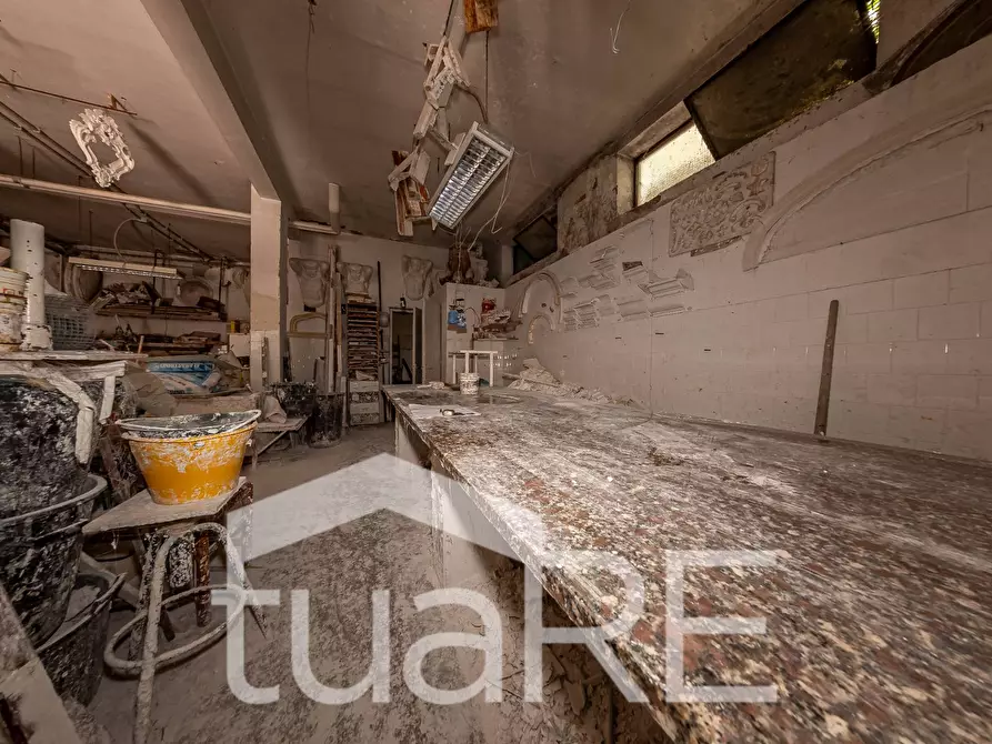 Immagine 15 di Negozio in vendita  in Via Degli Archinto a Roma