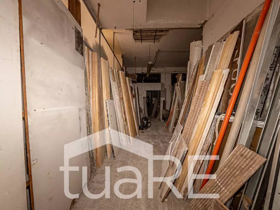 Immagine 16 di Negozio in vendita  in Via Degli Archinto a Roma
