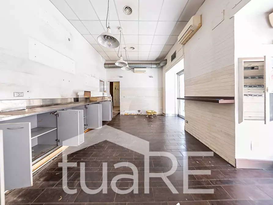 Immagine 2 di Negozio in vendita  in Via Simeto a Roma