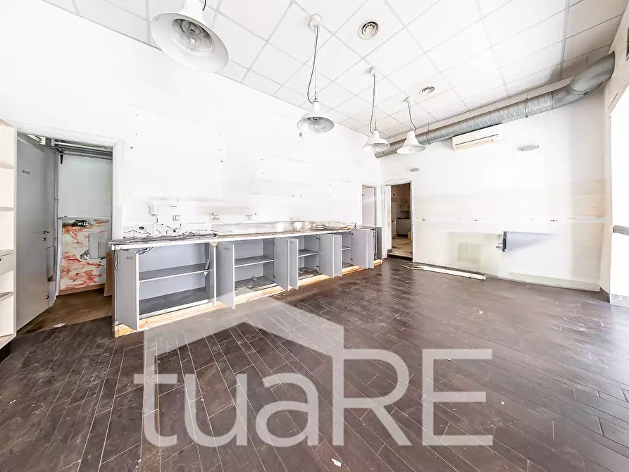 Immagine 3 di Negozio in vendita  in Via Simeto a Roma