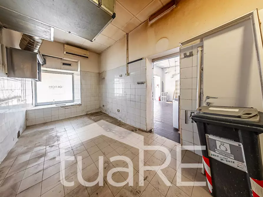 Immagine 6 di Negozio in vendita  in Via Simeto a Roma