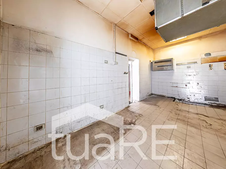 Immagine 9 di Negozio in vendita  in Via Simeto a Roma