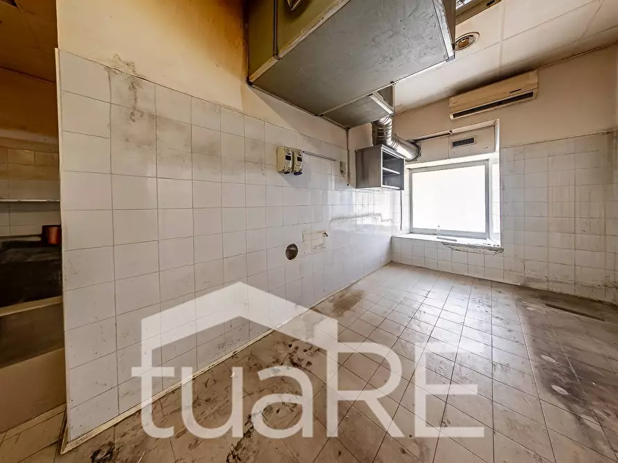 Immagine 10 di Negozio in vendita  in Via Simeto a Roma