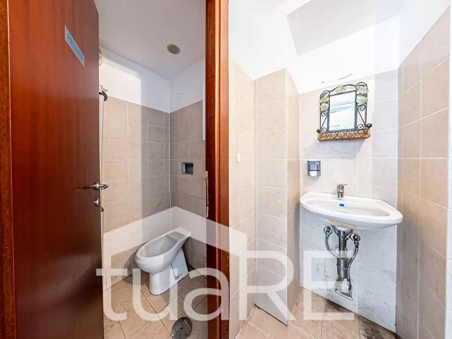 Immagine 11 di Negozio in vendita  in Via Simeto a Roma