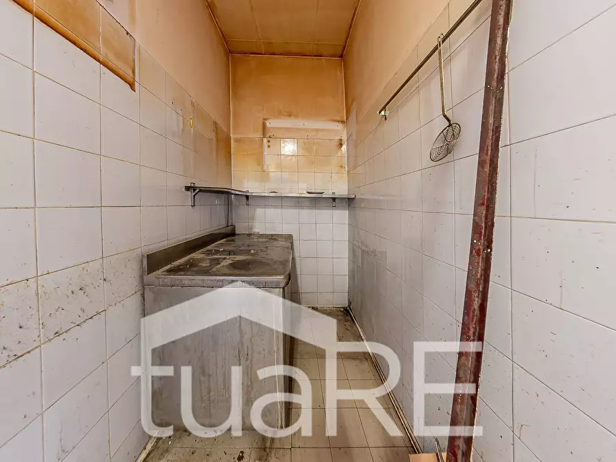 Immagine 14 di Negozio in vendita  in Via Simeto a Roma