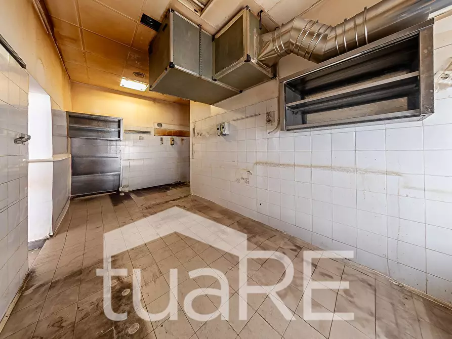 Immagine 15 di Negozio in vendita  in Via Simeto a Roma