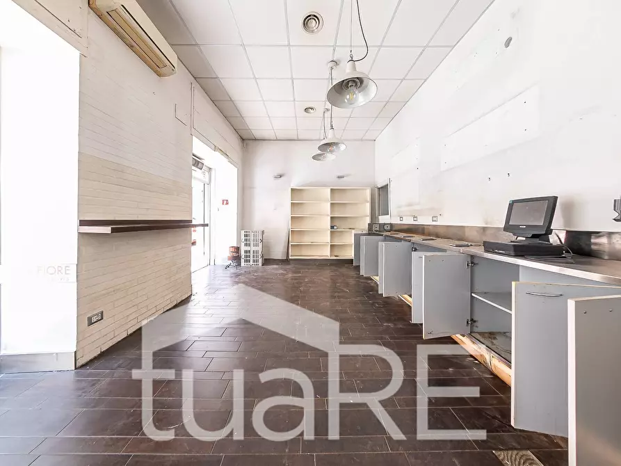 Immagine 20 di Negozio in vendita  in Via Simeto a Roma