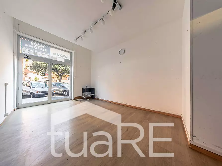 Immagine 2 di Negozio in vendita  in Via Baldo Degli Ubaldi a Roma