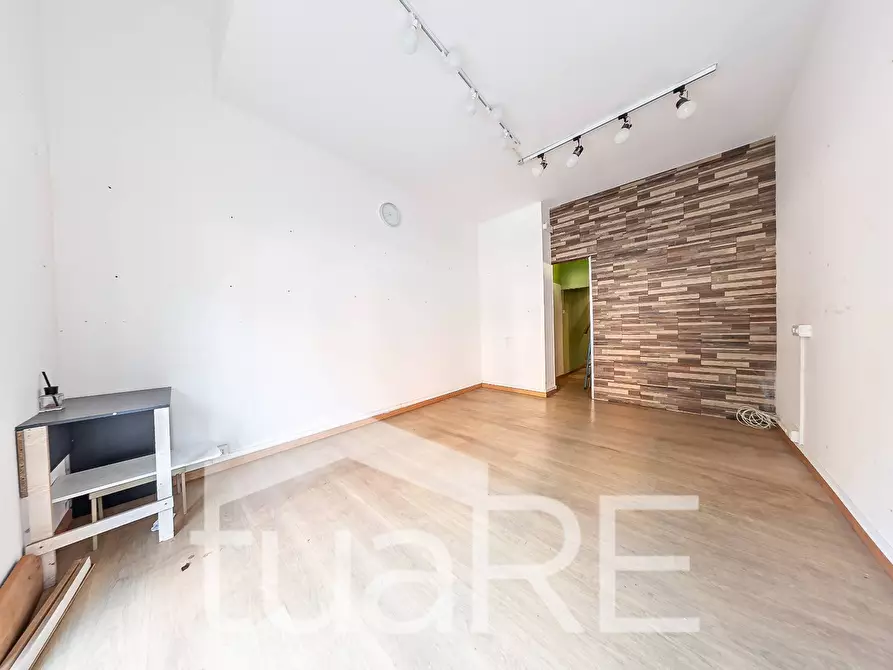 Immagine 3 di Negozio in vendita  in Via Baldo Degli Ubaldi a Roma