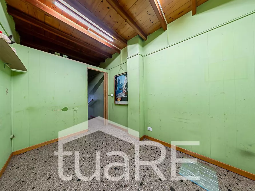 Immagine 19 di Negozio in vendita  in Via Baldo Degli Ubaldi a Roma