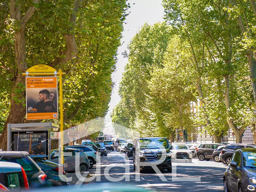 Immagine 2 di Negozio in vendita  in Viale Giulio Cesare a Roma
