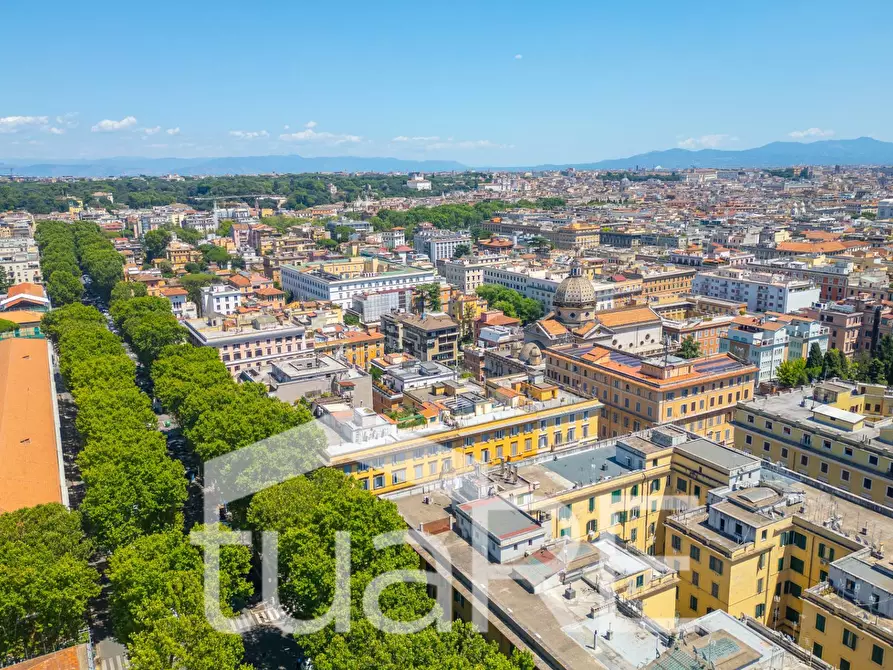 Immagine 5 di Negozio in vendita  in Viale Giulio Cesare a Roma