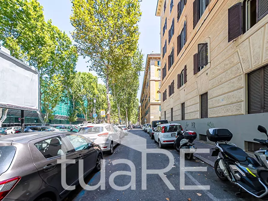 Immagine 7 di Negozio in vendita  in Viale Giulio Cesare a Roma