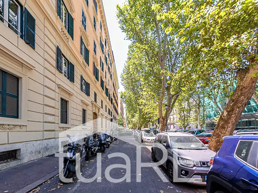 Immagine 8 di Negozio in vendita  in Viale Giulio Cesare a Roma