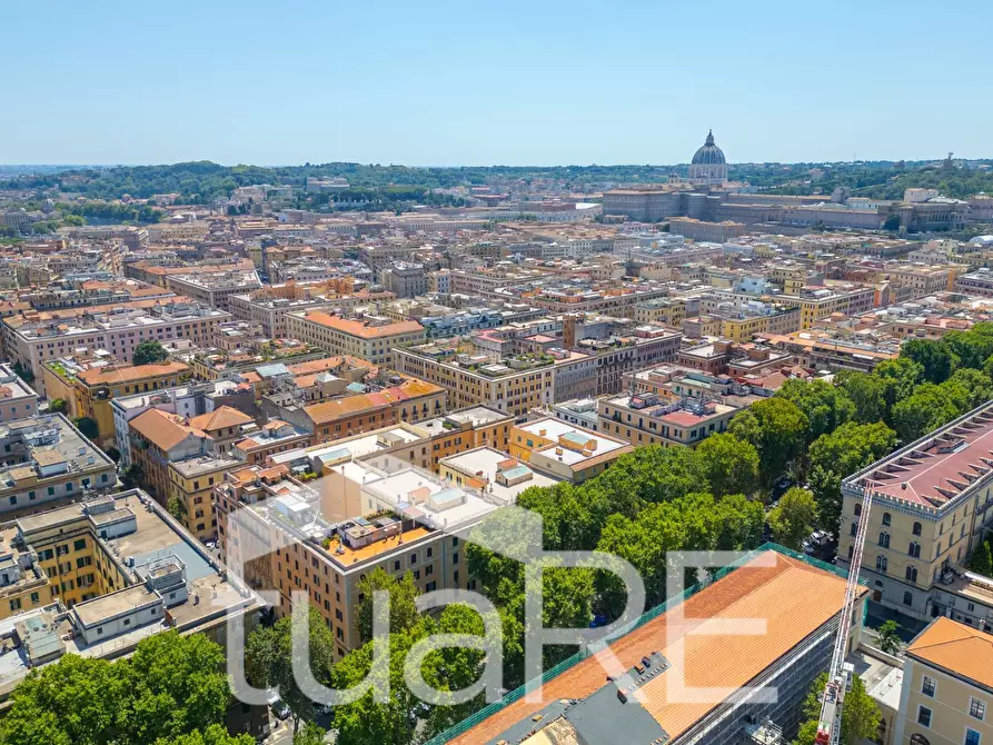 Immagine 19 di Negozio in vendita  in Viale Giulio Cesare a Roma