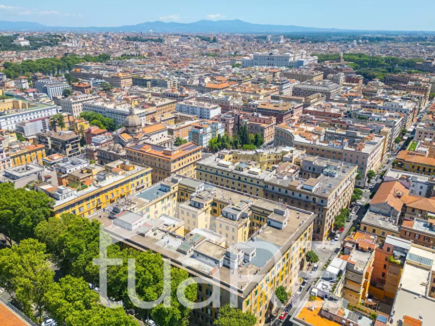 Immagine 22 di Negozio in vendita  in Viale Giulio Cesare a Roma
