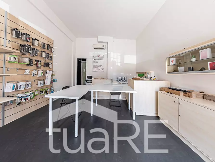 Immagine 14 di Negozio in affitto  in Via Carlo Francesco Bellingeri a Roma